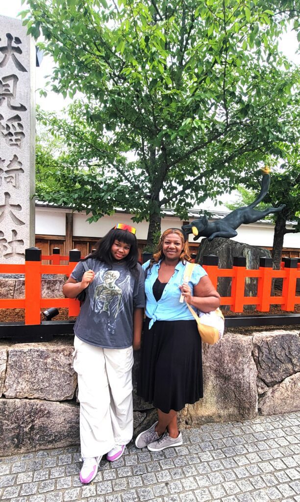 Toni and her daughter in front of Fushimi Inari Taisha